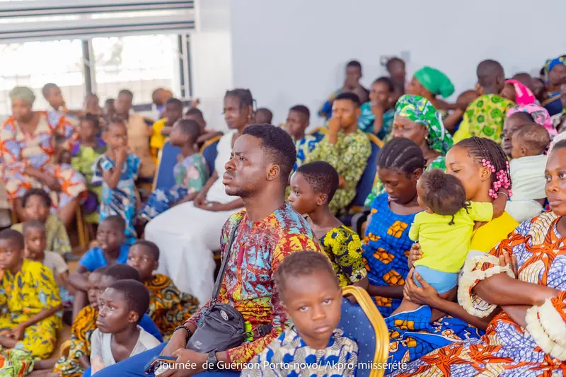 Assemblée nombreuse de familles et d’enfants réunie pour la Journée de Guérison et de Solidarité à Akpro-Missérété