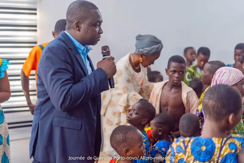 Le serviteur de Dieu Boris PADONOU, micro en main, exhorte les enfants et les familles réunis à Akpro-Missérété