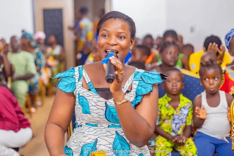 Une femme prend la parole au micro devant l’assemblée